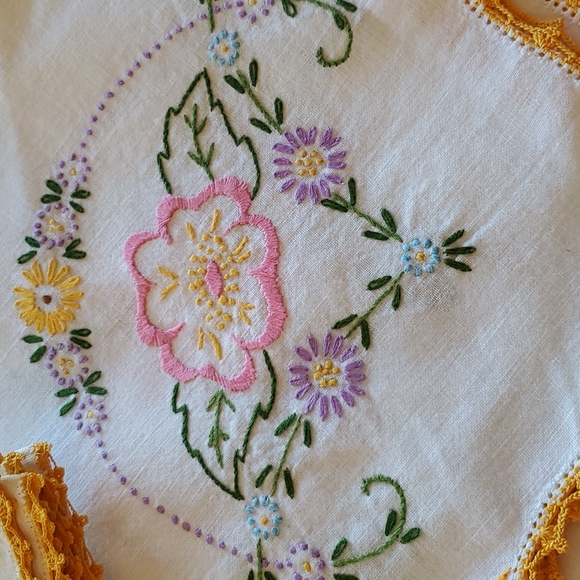Matching embroidered table linen set - Picture 10 of 11